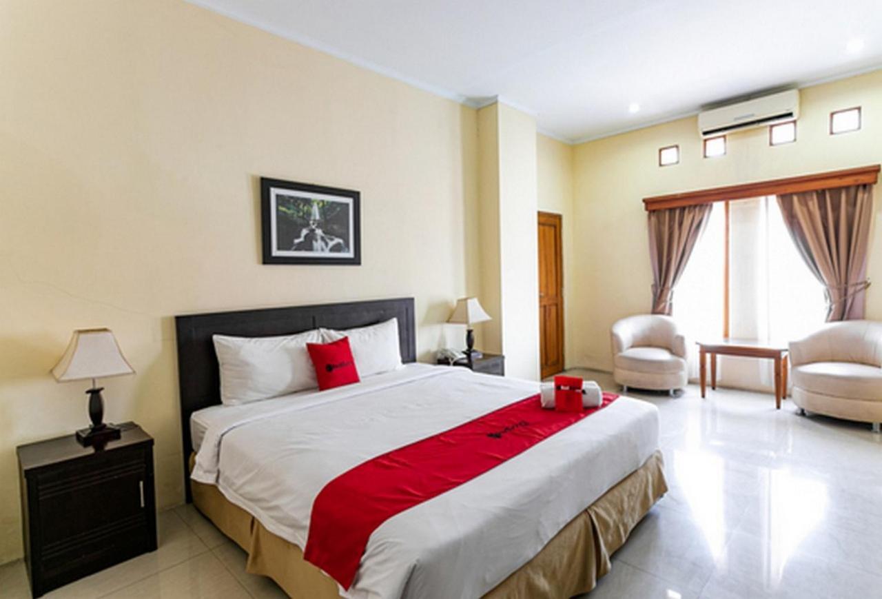 Reddoorz Plus Near Alun Alun Karanganyar Solo Esterno foto