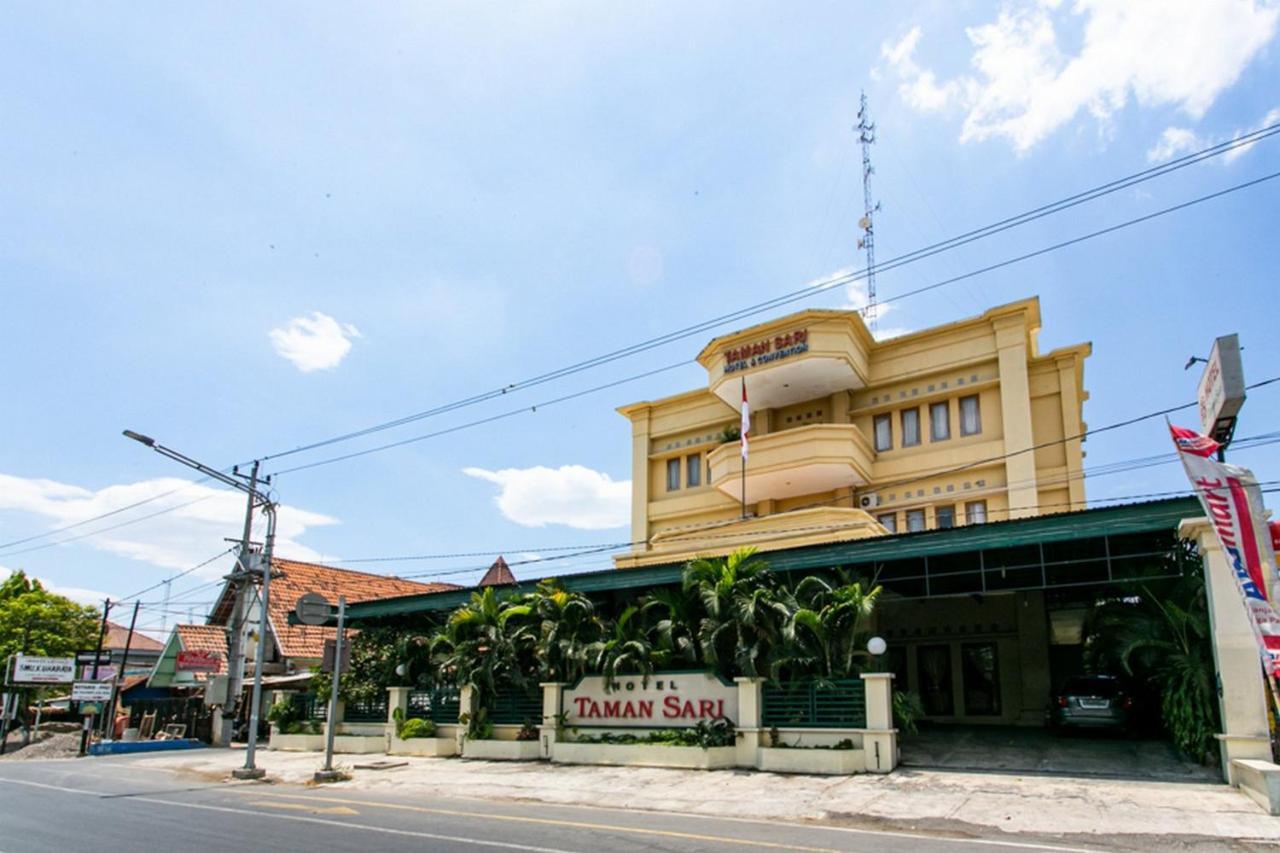 Reddoorz Plus Near Alun Alun Karanganyar Solo Esterno foto