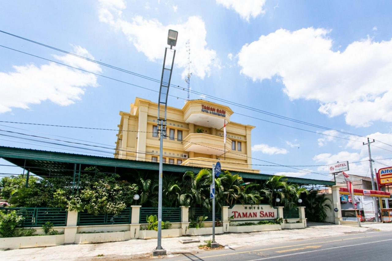 Reddoorz Plus Near Alun Alun Karanganyar Solo Esterno foto
