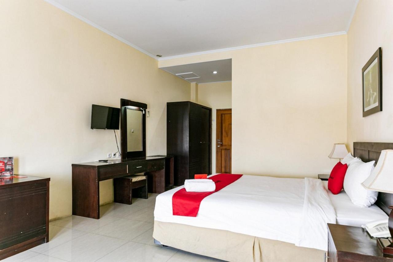 Reddoorz Plus Near Alun Alun Karanganyar Solo Esterno foto