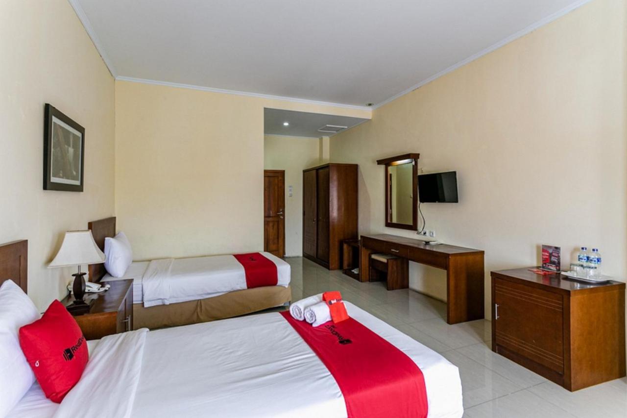 Reddoorz Plus Near Alun Alun Karanganyar Solo Esterno foto