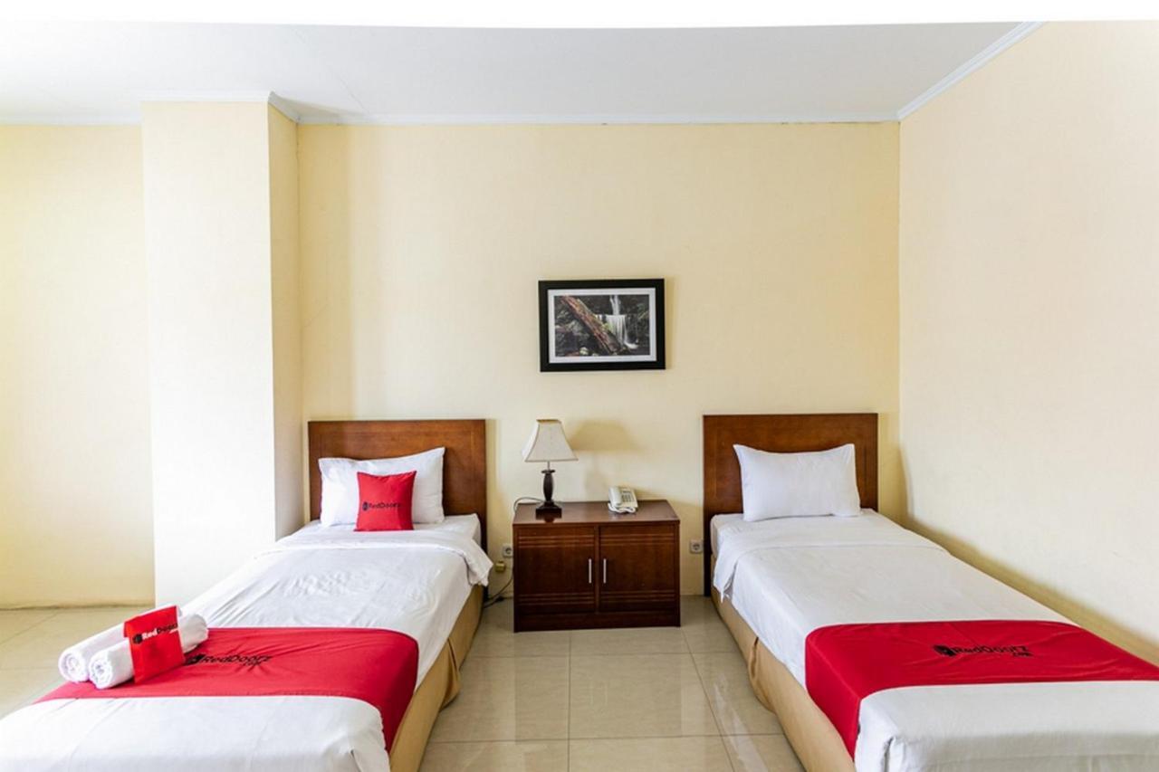 Reddoorz Plus Near Alun Alun Karanganyar Solo Esterno foto