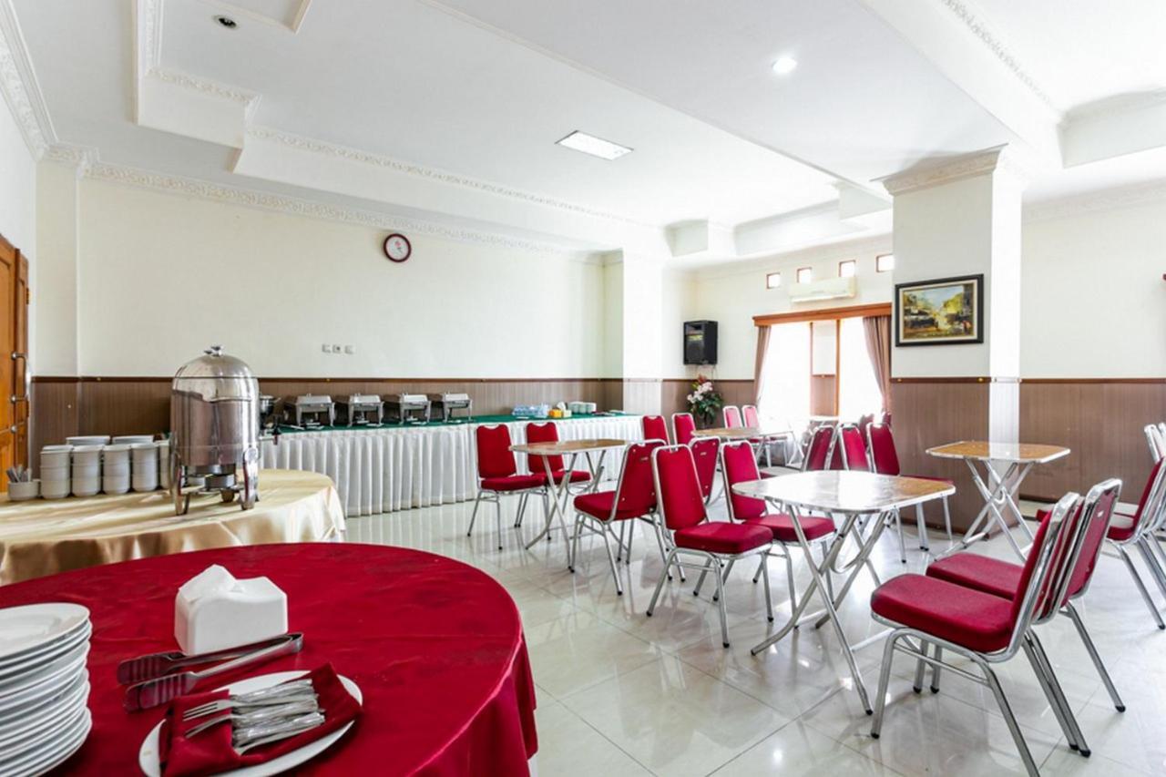 Reddoorz Plus Near Alun Alun Karanganyar Solo Esterno foto