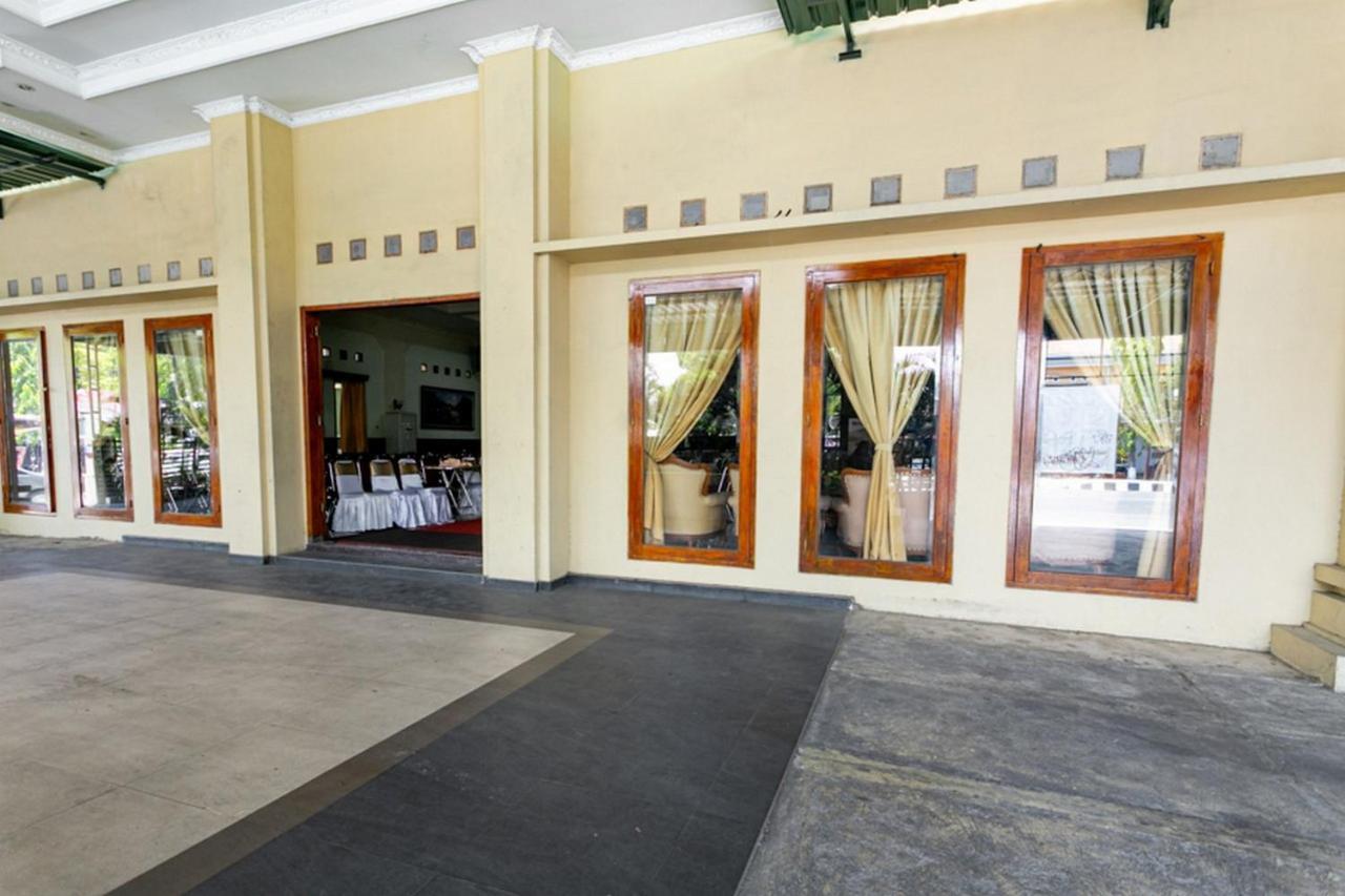 Reddoorz Plus Near Alun Alun Karanganyar Solo Esterno foto