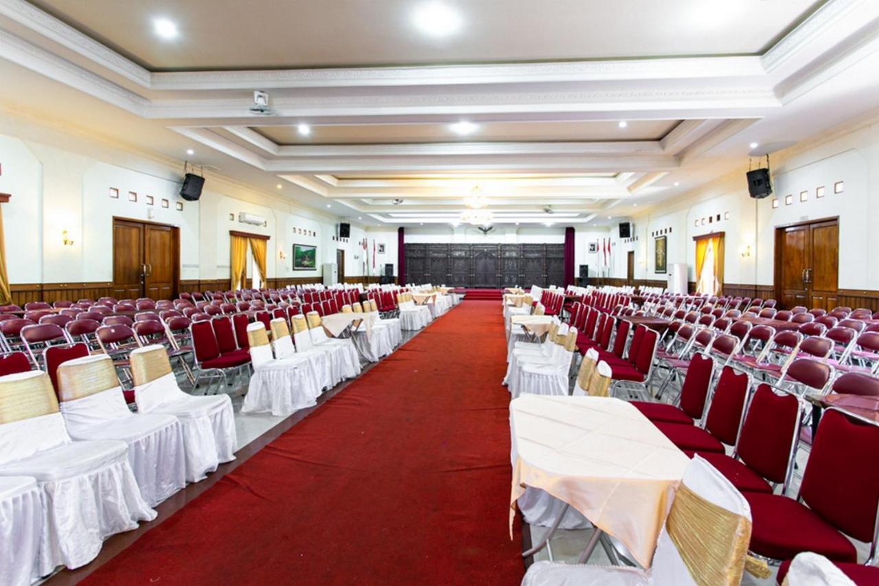 Reddoorz Plus Near Alun Alun Karanganyar Solo Esterno foto