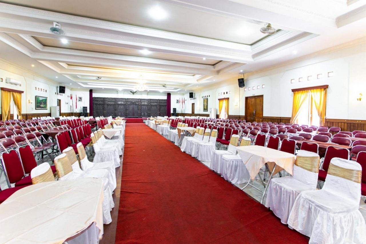 Reddoorz Plus Near Alun Alun Karanganyar Solo Esterno foto