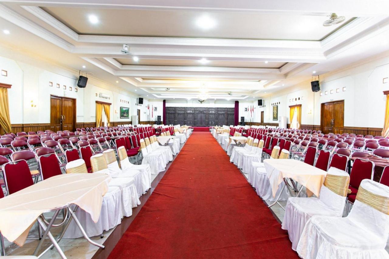 Reddoorz Plus Near Alun Alun Karanganyar Solo Esterno foto