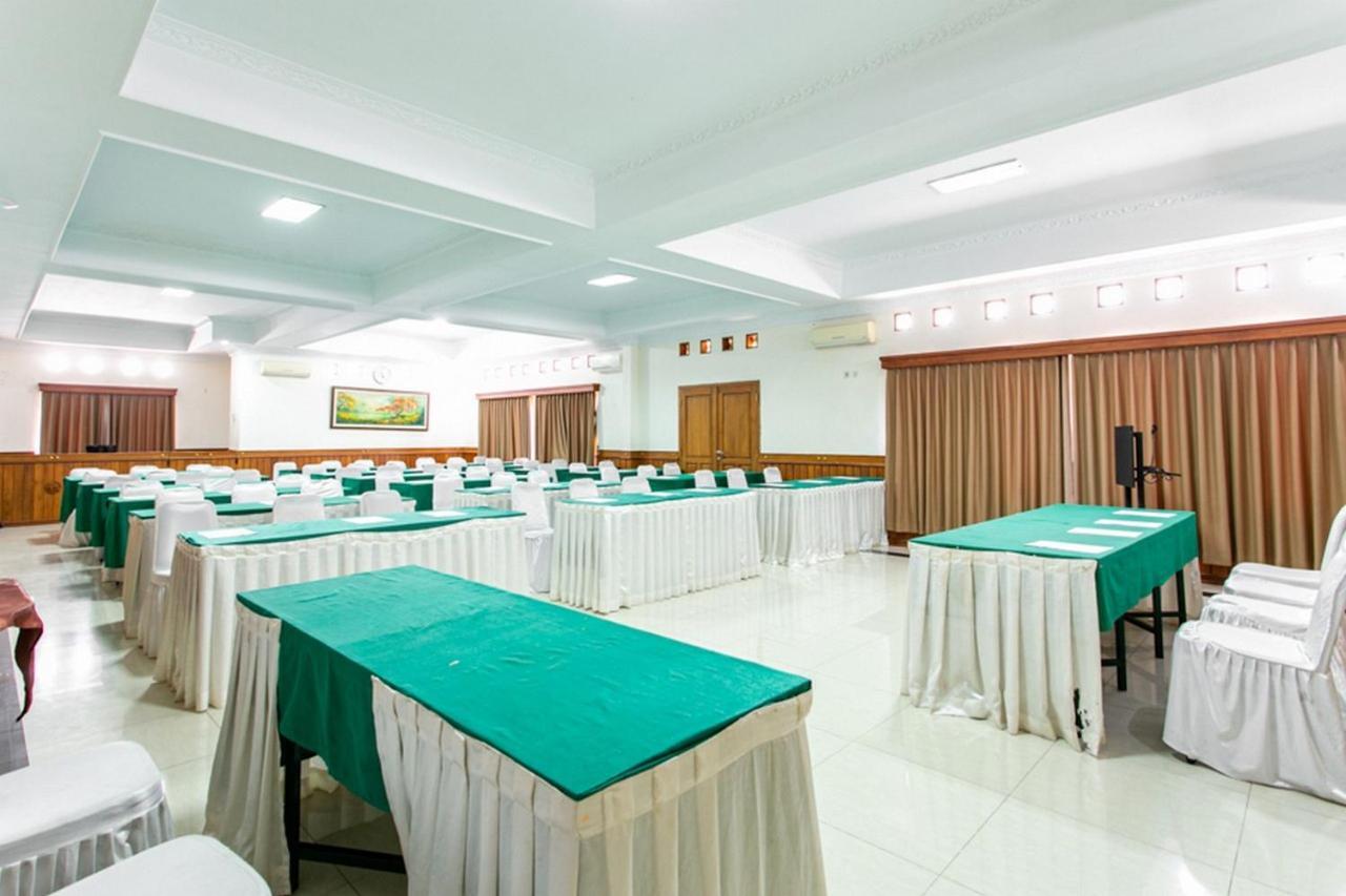 Reddoorz Plus Near Alun Alun Karanganyar Solo Esterno foto